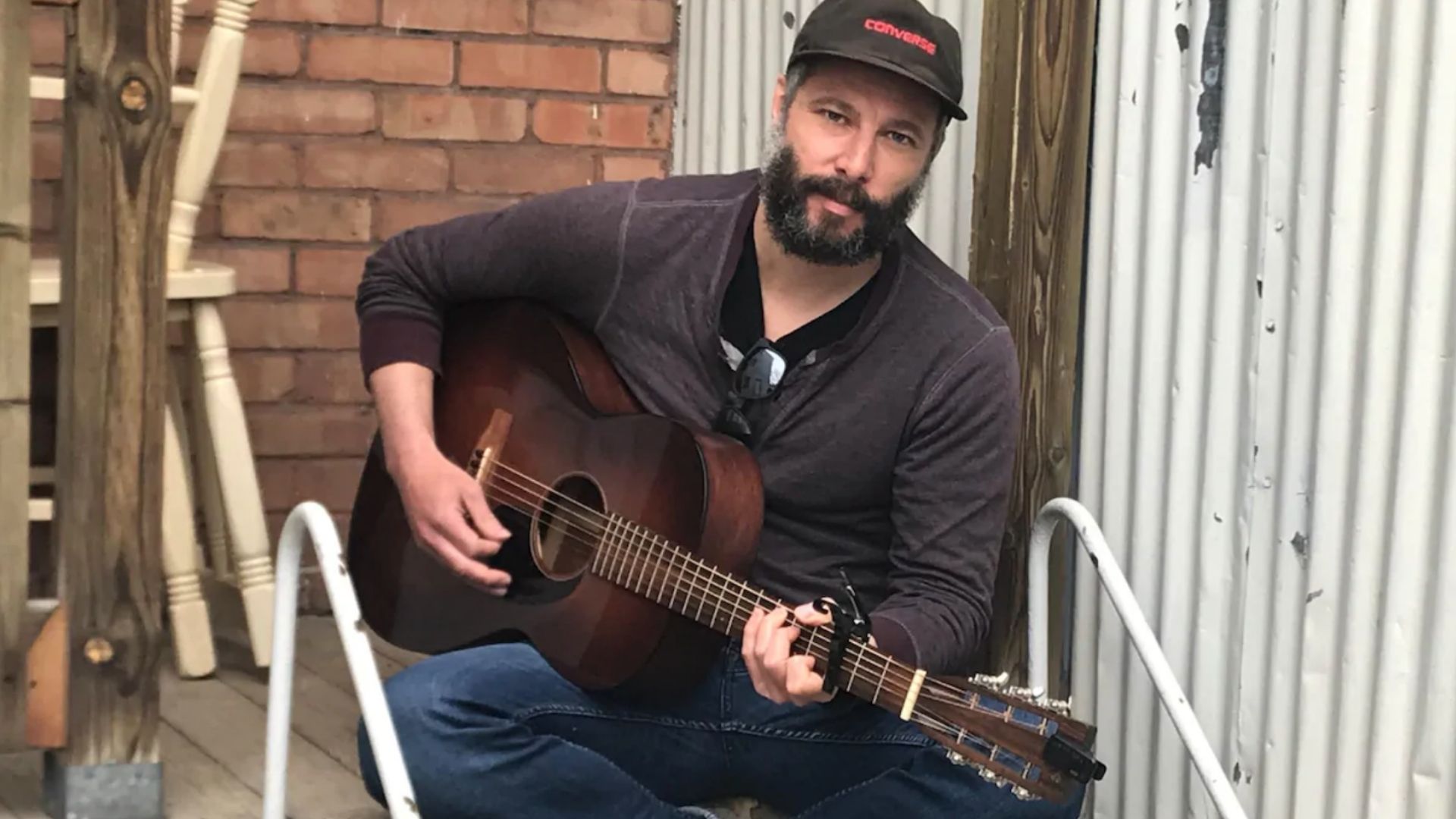 Tire le coyote, l’artiste à part entière et à la voix inimitable
